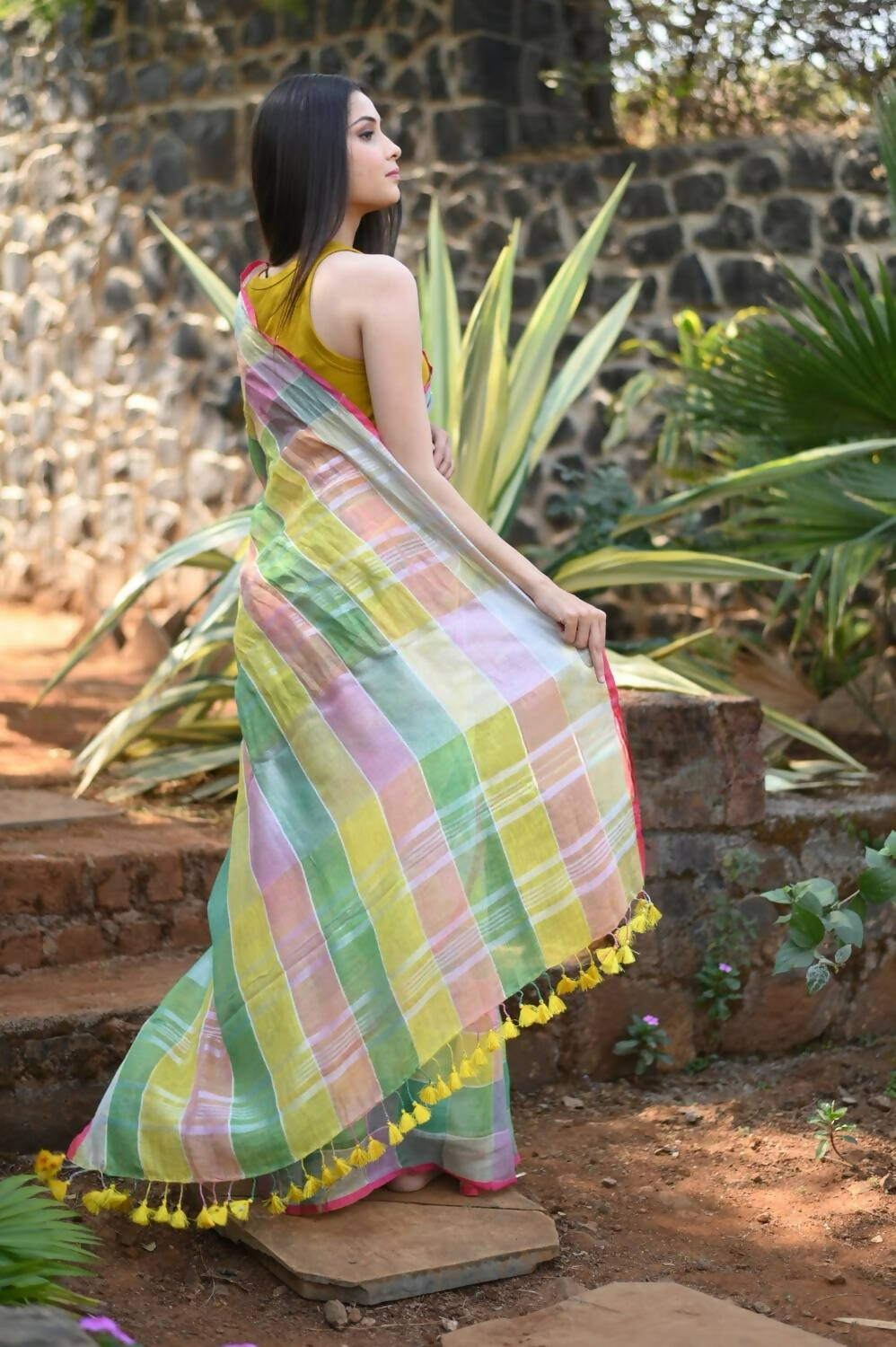 Very Much Indian Pure Linen Saree With Sleek Border And Exclusive Design - Beige - Distacart