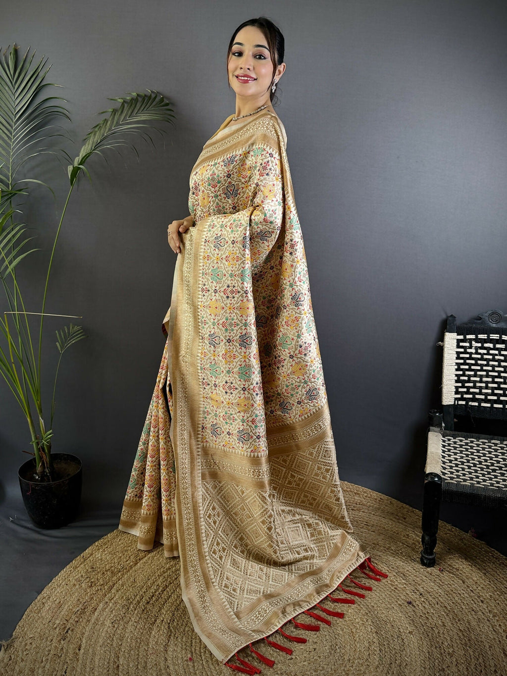 Joban Fashion Cream Intricate Floral & Woven Motifs Soft Silk Banarasi Saree