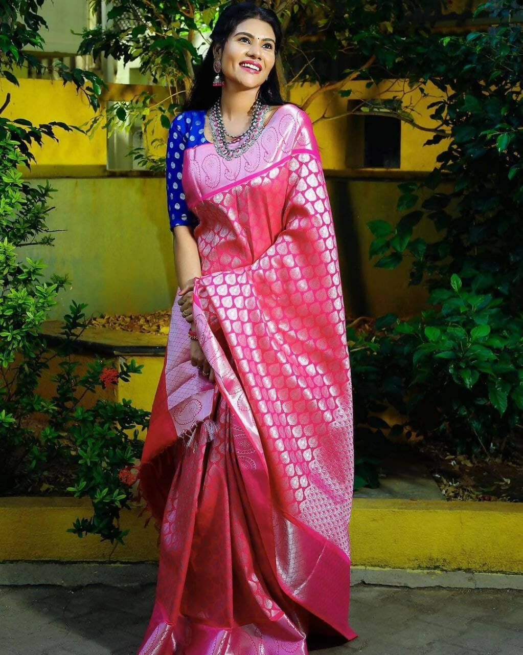 DEIANA'S Beautiful Designer Golden zari Soft Lichi Silk Saree - Pink