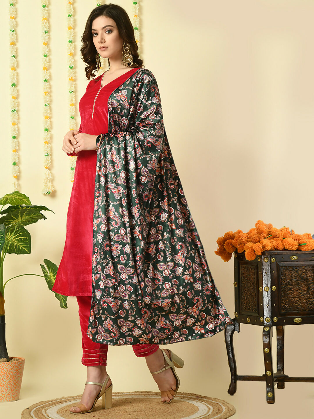 Myshka Women's Pink Velvet Kurta & Trousers With Dupatta Party Sets
