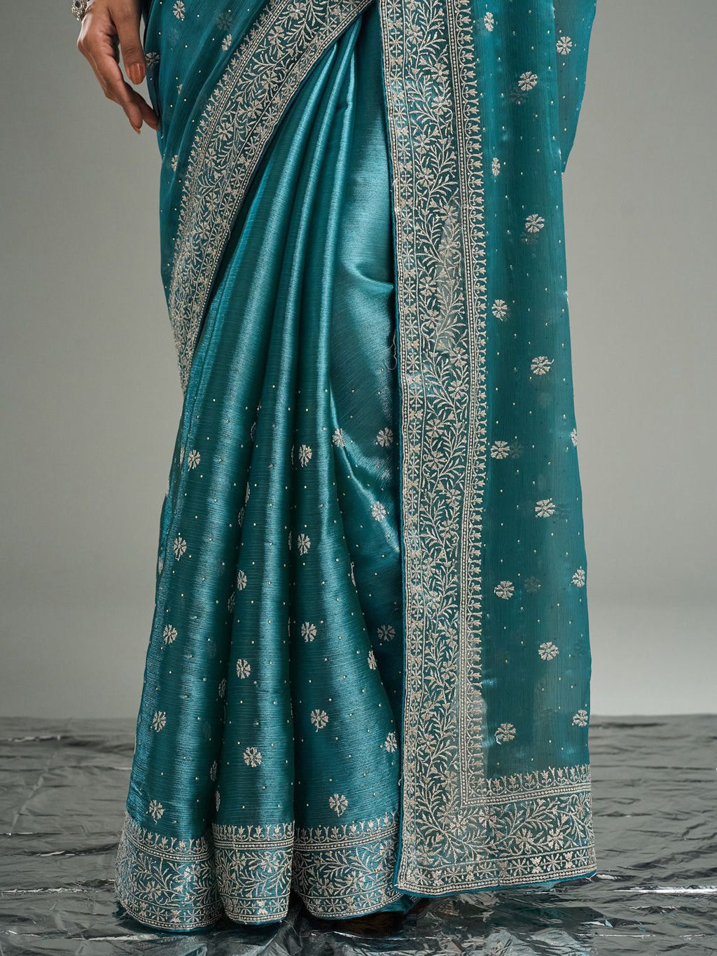 kasee Floral Embroidered Silk Blend Saree - Distacart