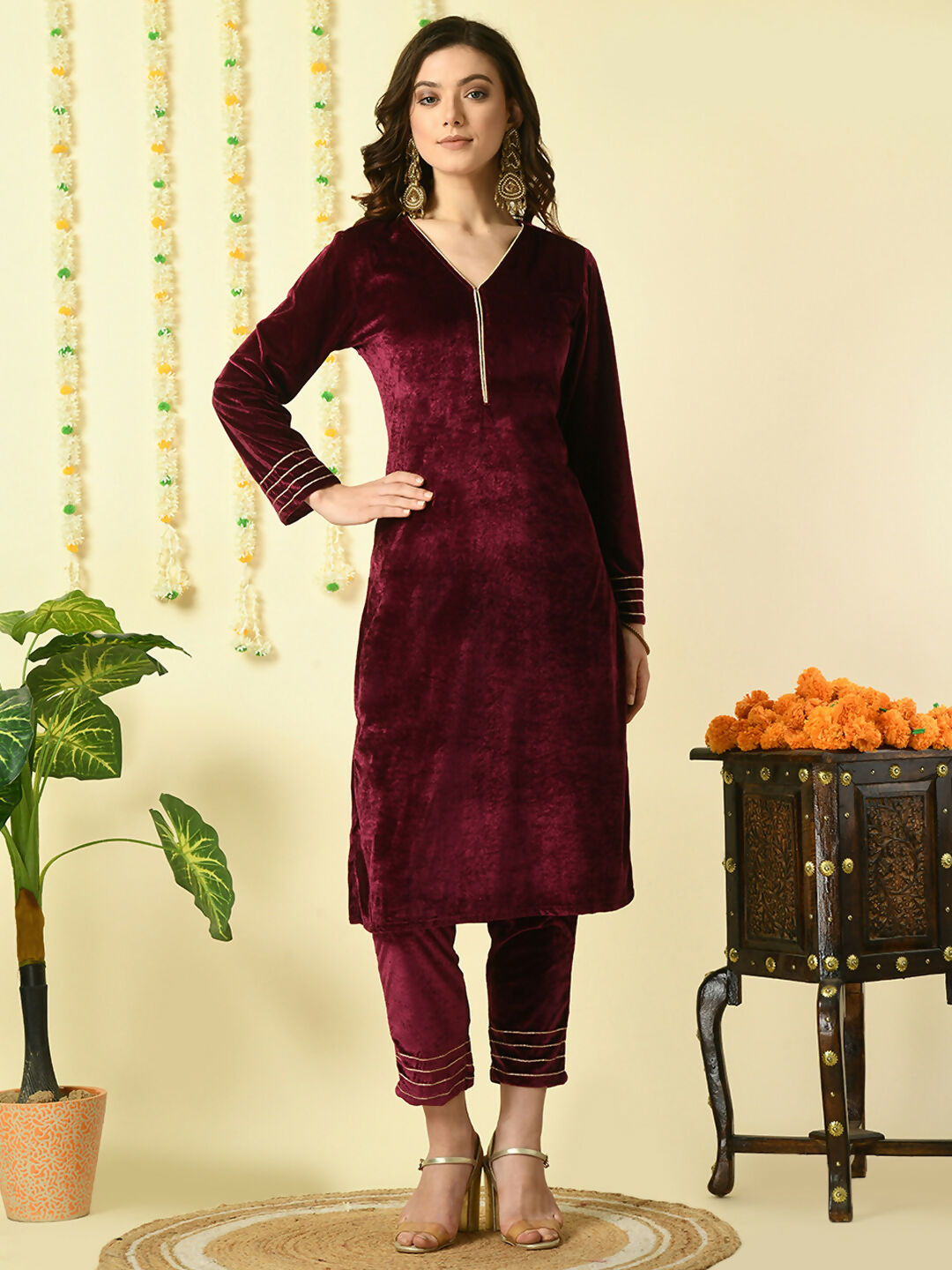 Myshka Women's Magenta Velvet Kurta With Trousers Party Sets