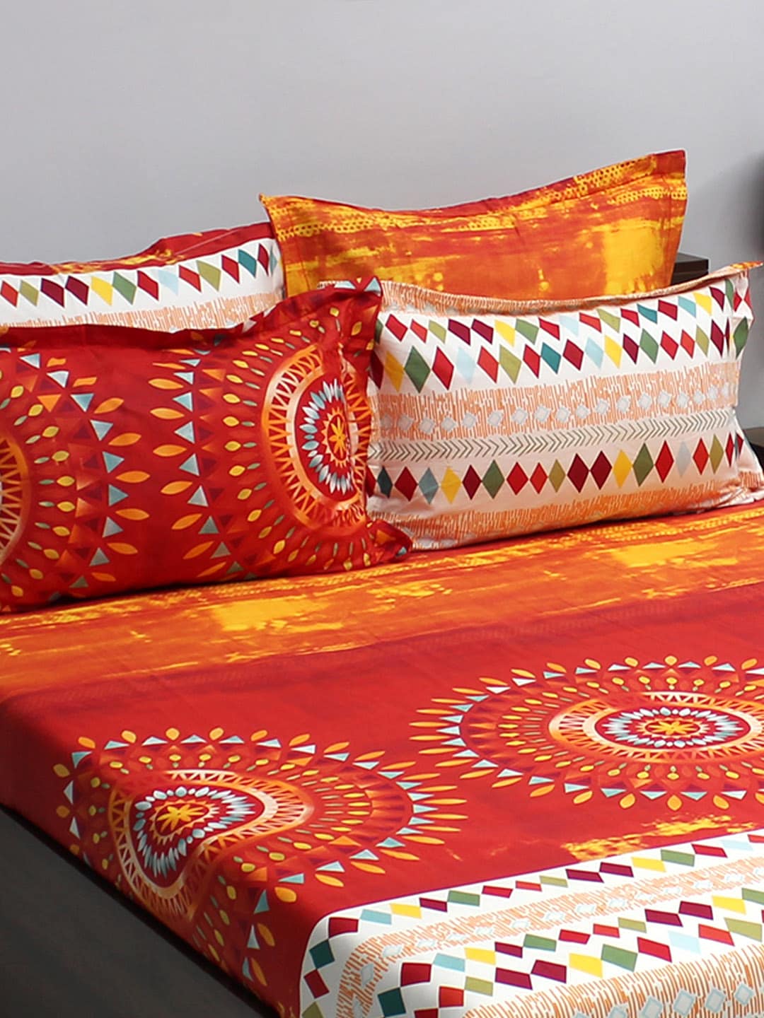 BOMBAY DYEING Celebrating India Red & Blue Printed Cotton 210 TC King Bedsheet Set
