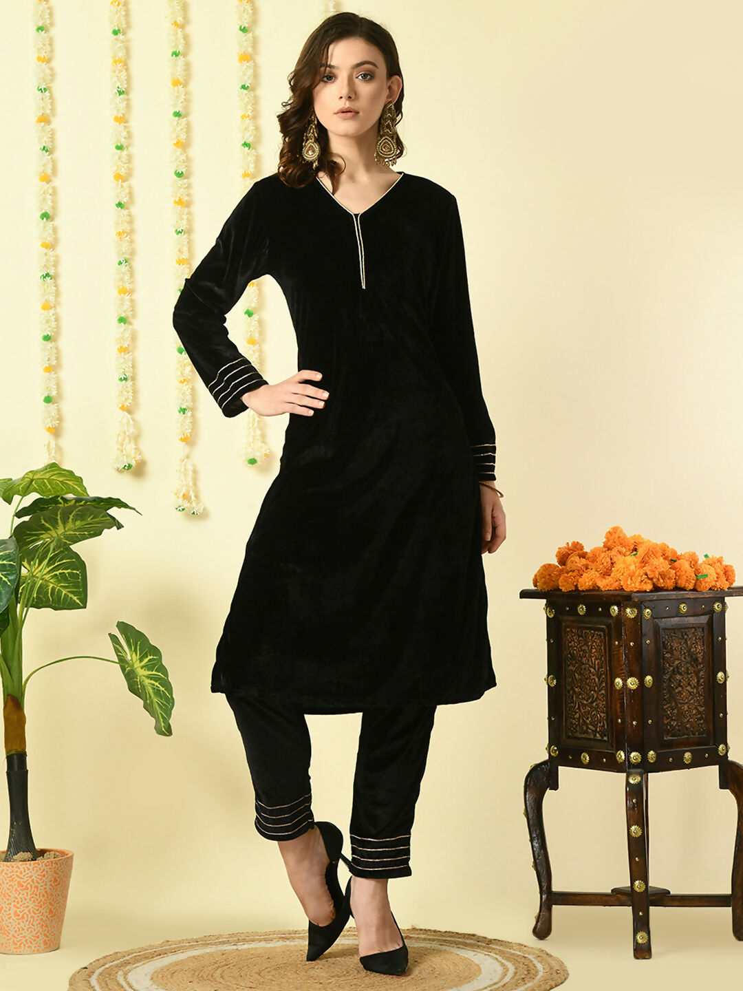 Myshka Women's Black Velvet Kurta With Trousers Party Sets
