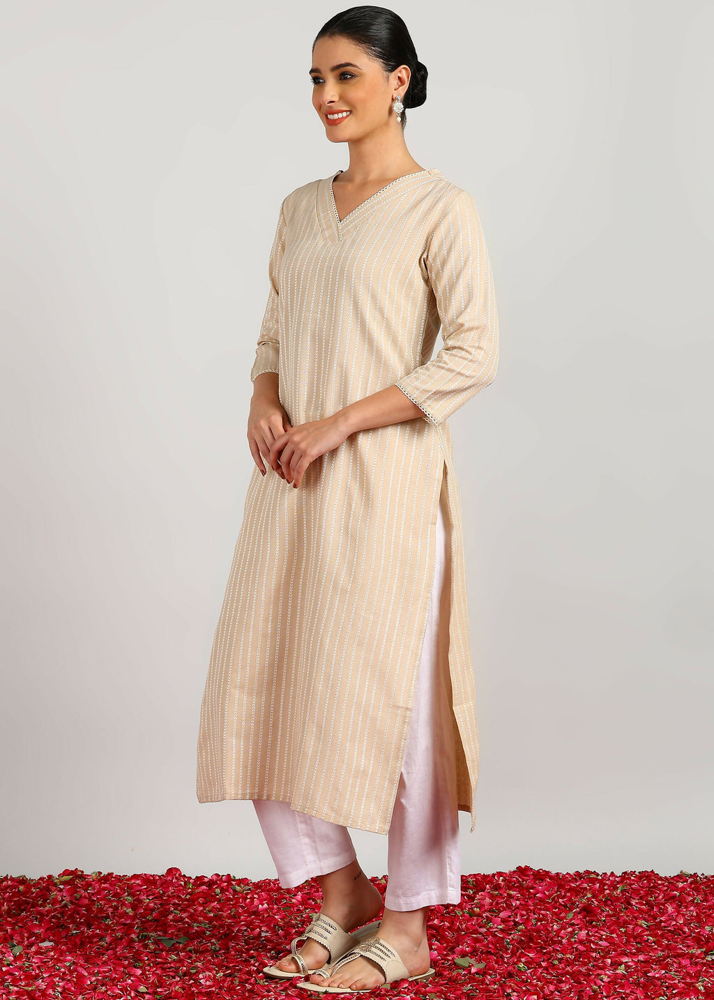 Aavyora Women's Beige Woven Striped V-Neck Kurta - Distacart