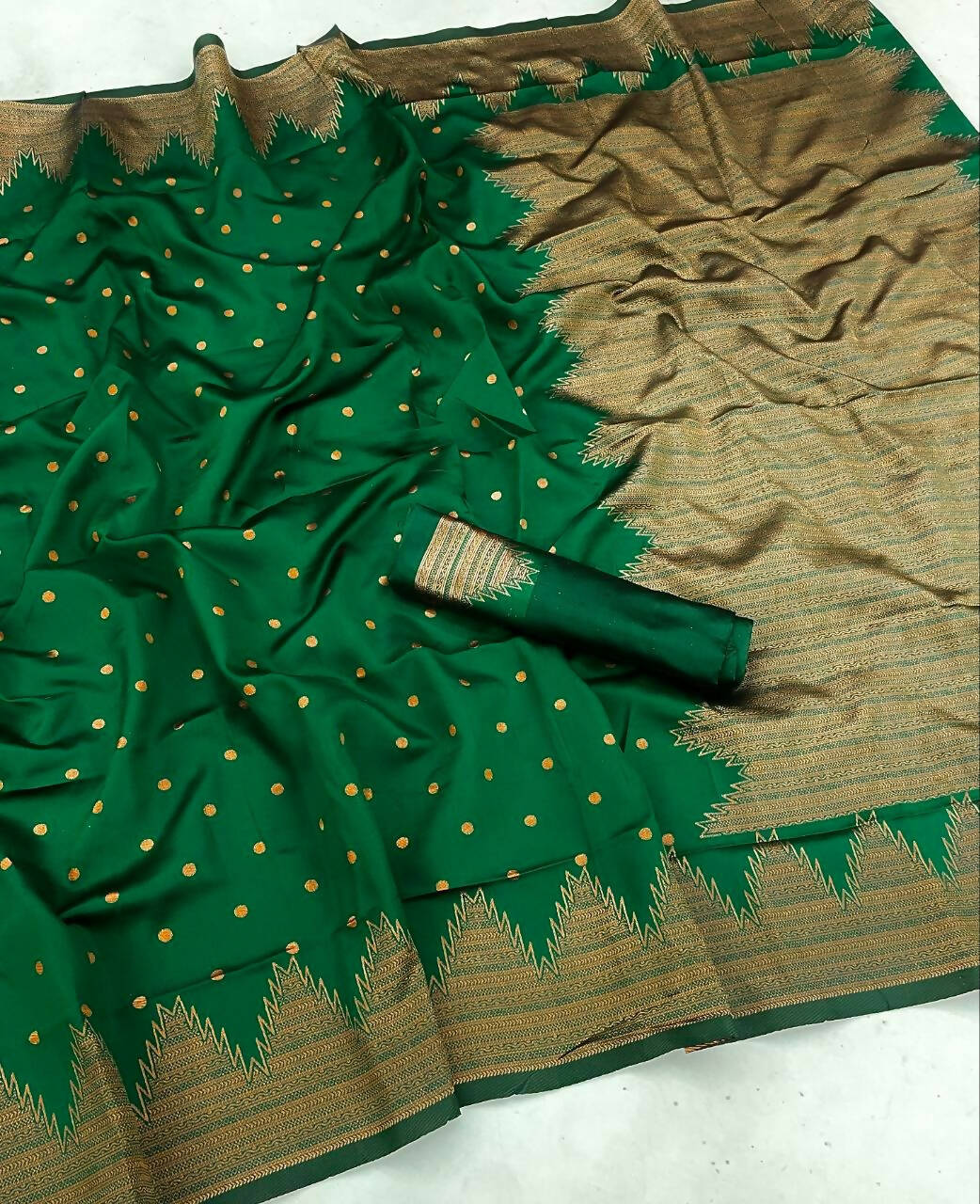 DEIANA'S Beautiful Designer Golden zari Soft Lichi Silk Saree - Green