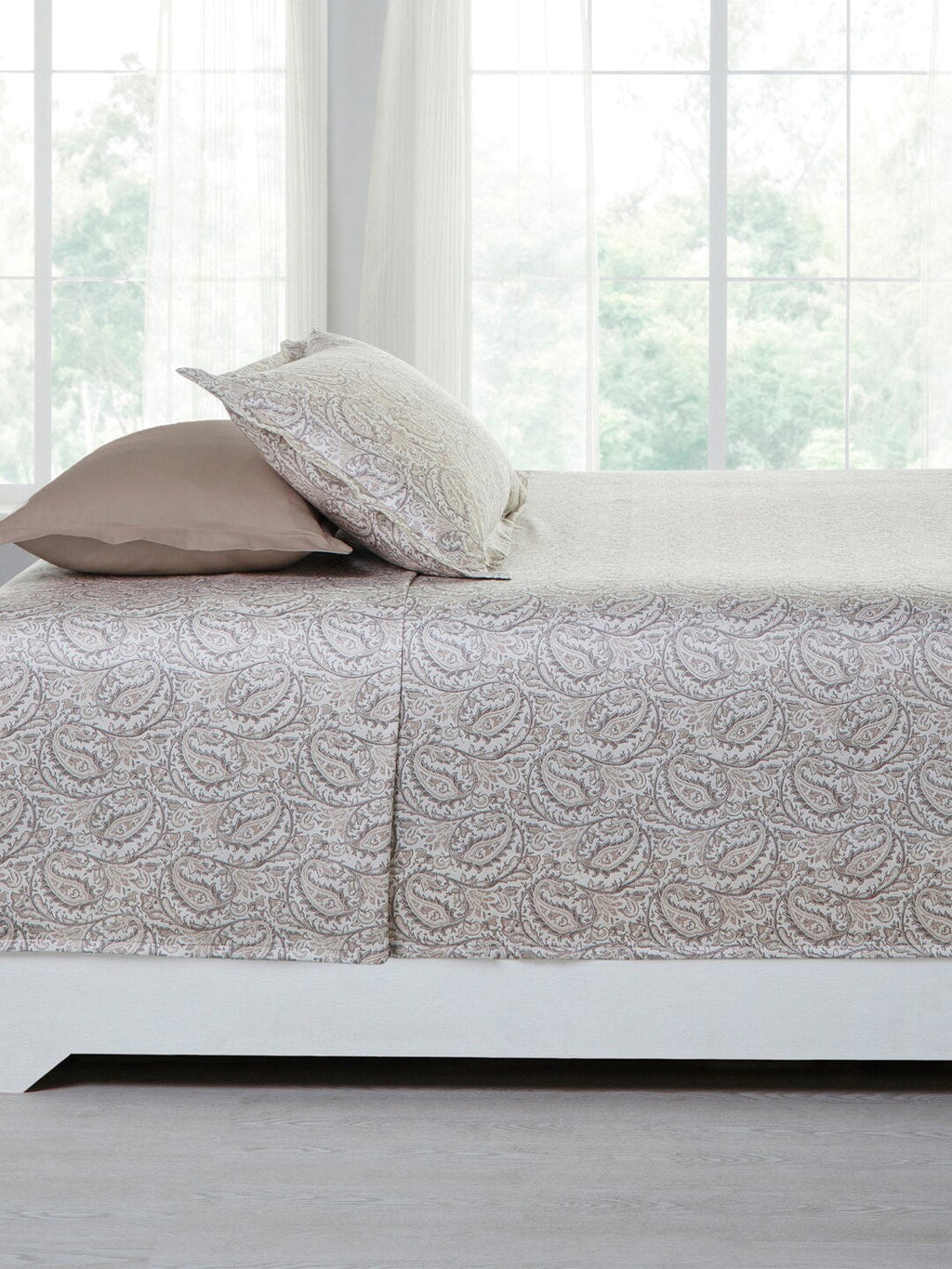 MYTRIDENTBeige White Ethnic Motifs 100% Cotton 400 TC King Bedsheet with 4 Pillow Covers