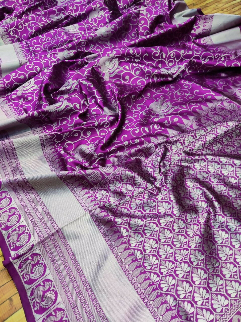 DEIANA'S Beautiful Designer Golden zari Soft Lichi Silk Saree - Majenta