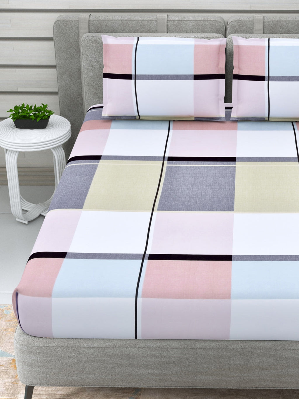 DREAM WEAVERZ Pink & Grey Geometric Glazed Cotton 220 TC King Bedsheet with 2 Pillow Covers