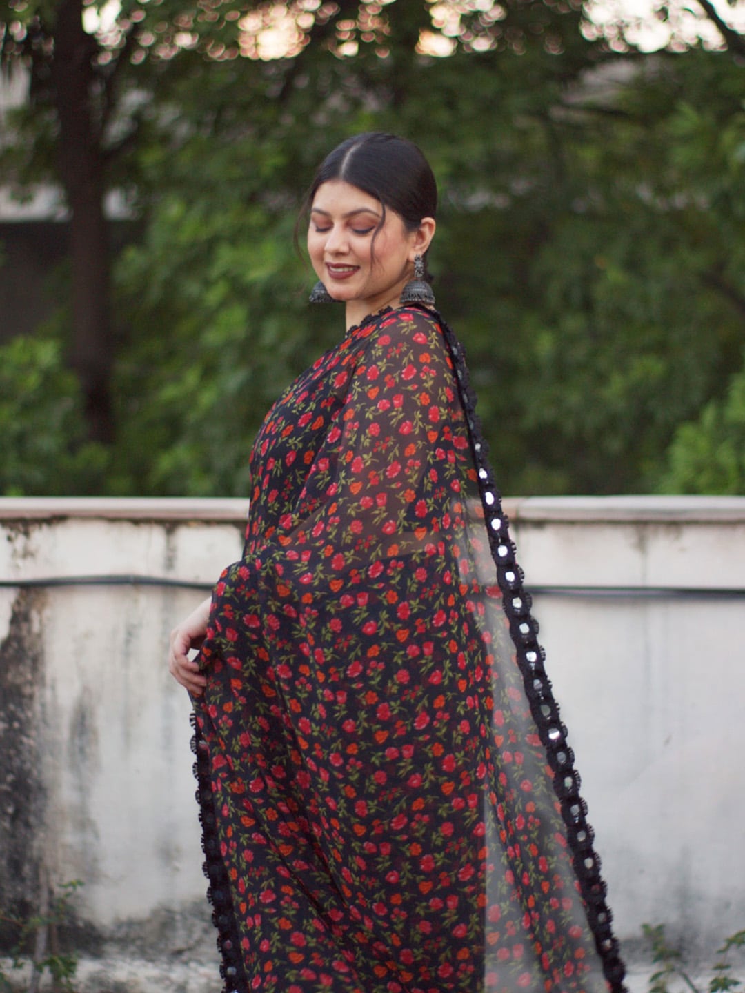 Tikhi Imli Black & Red Poly Georgette Printed Saree - Distacart