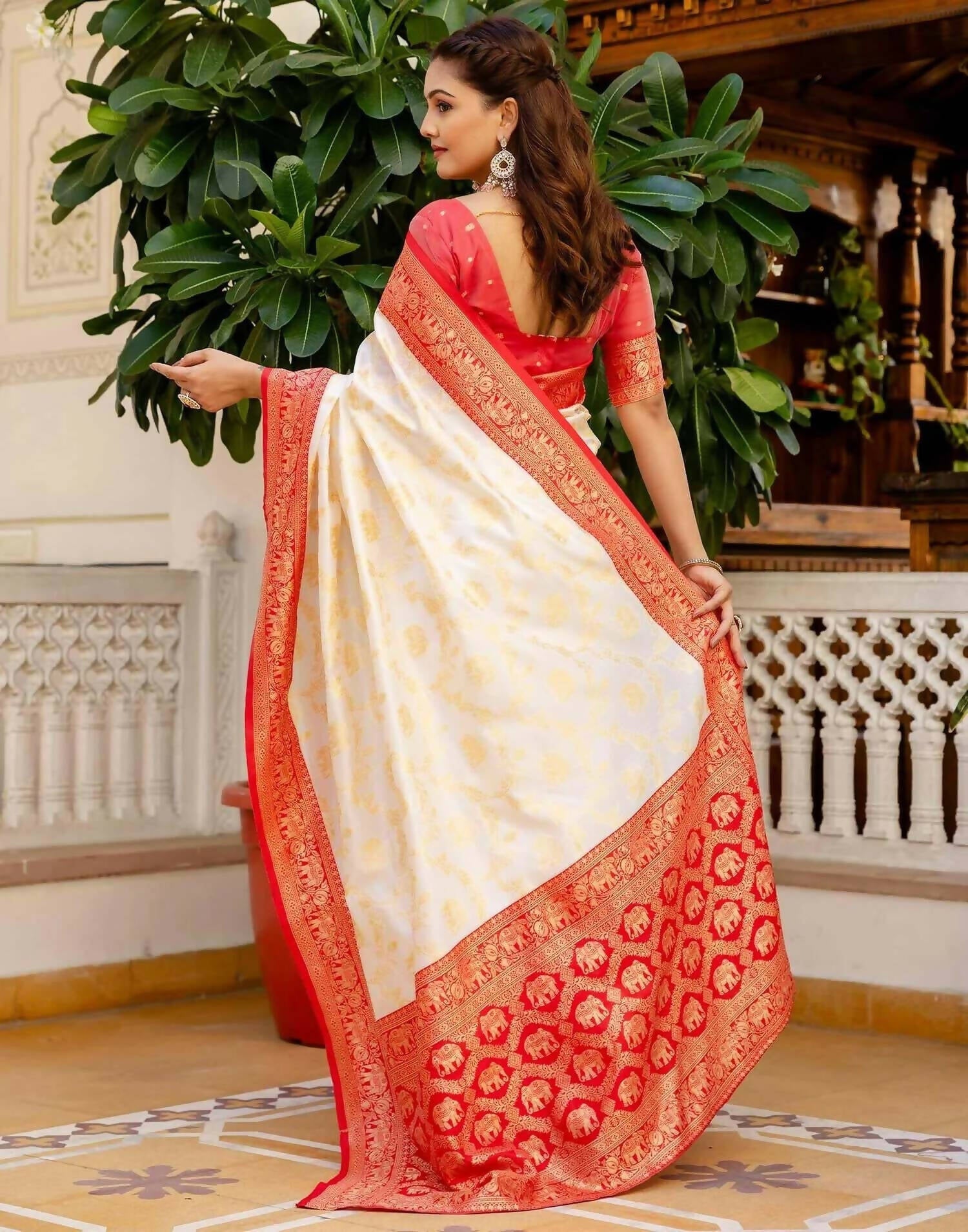 Joban Fashion Off White Silk Woven Banarasi Saree