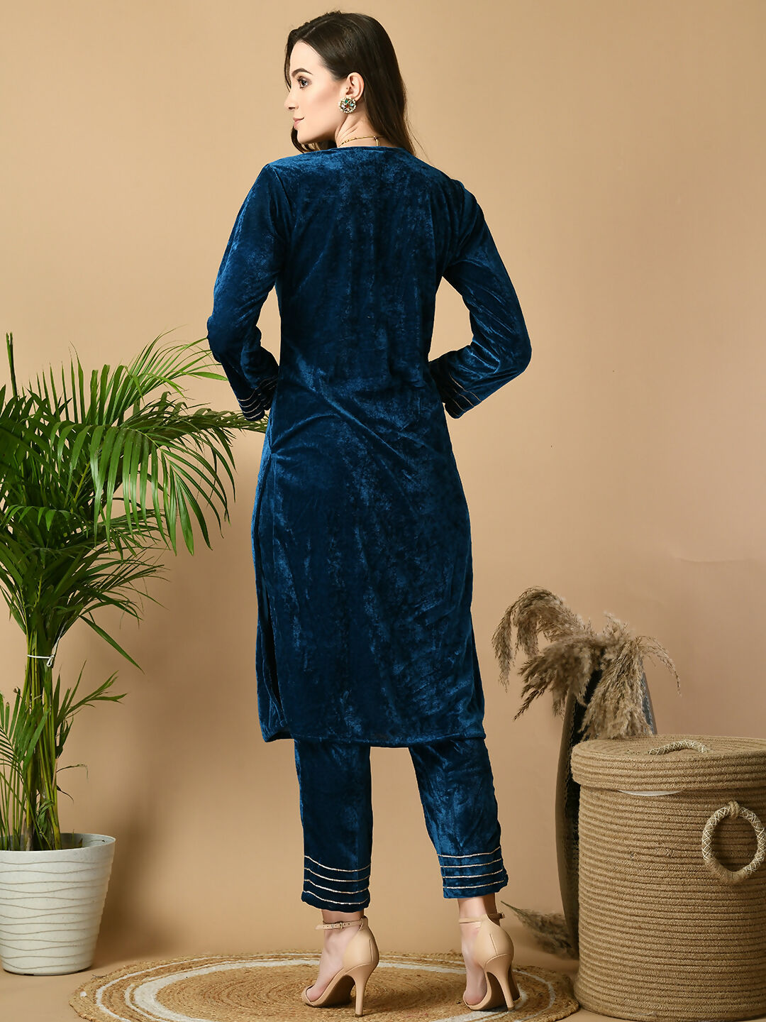 Myshka Women's Teal Velvet Kurta With Trousers Party Sets