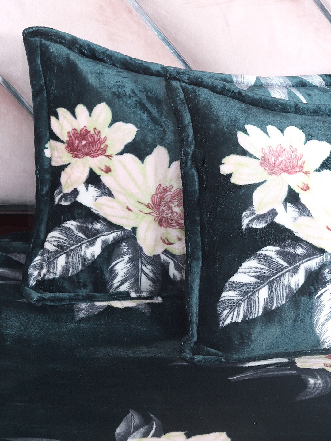 Cloth Fusion Green & White Floral Velvet Warm 104 TC King Bedsheet With 2 Pillow Covers