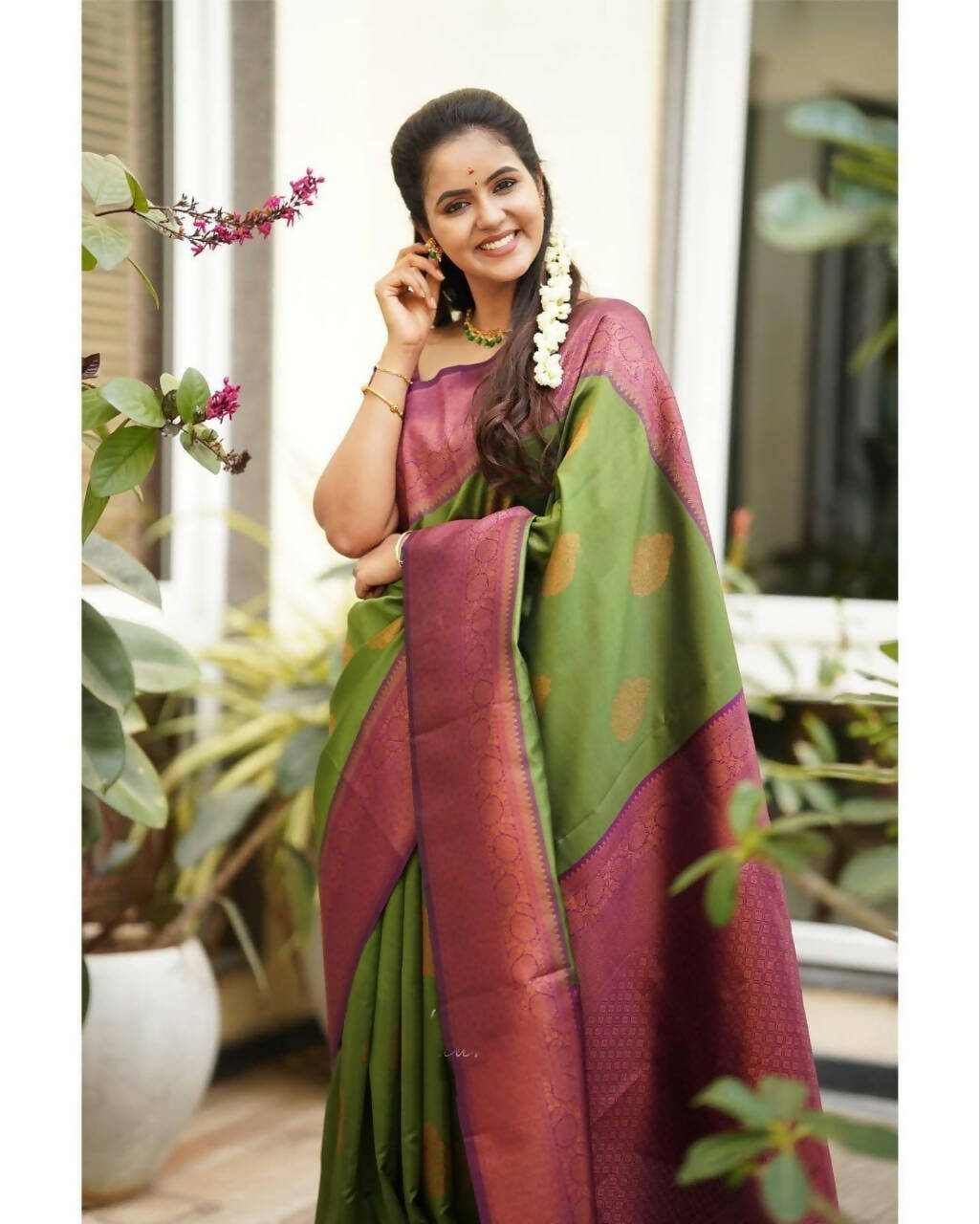 DEIANA'S Beautiful Designer Golden zari Soft Lichi Silk Saree - Green