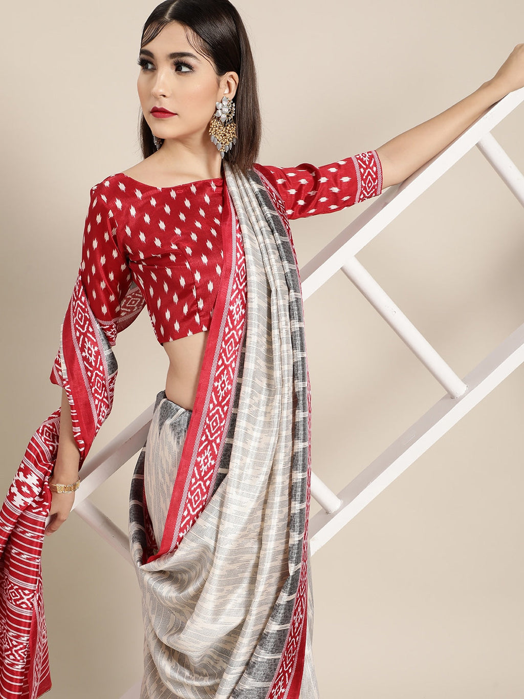 Saree Mall Geometric Silk Blend Saree with Printed border