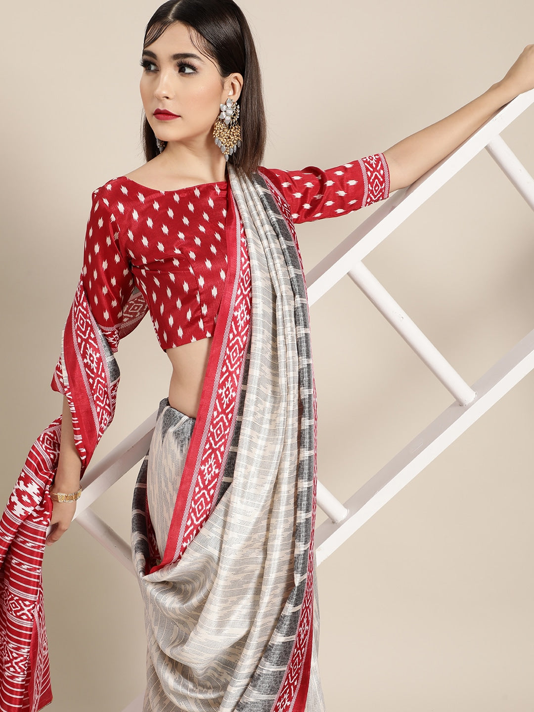 Saree Mall Geometric Silk Blend Saree with Printed border