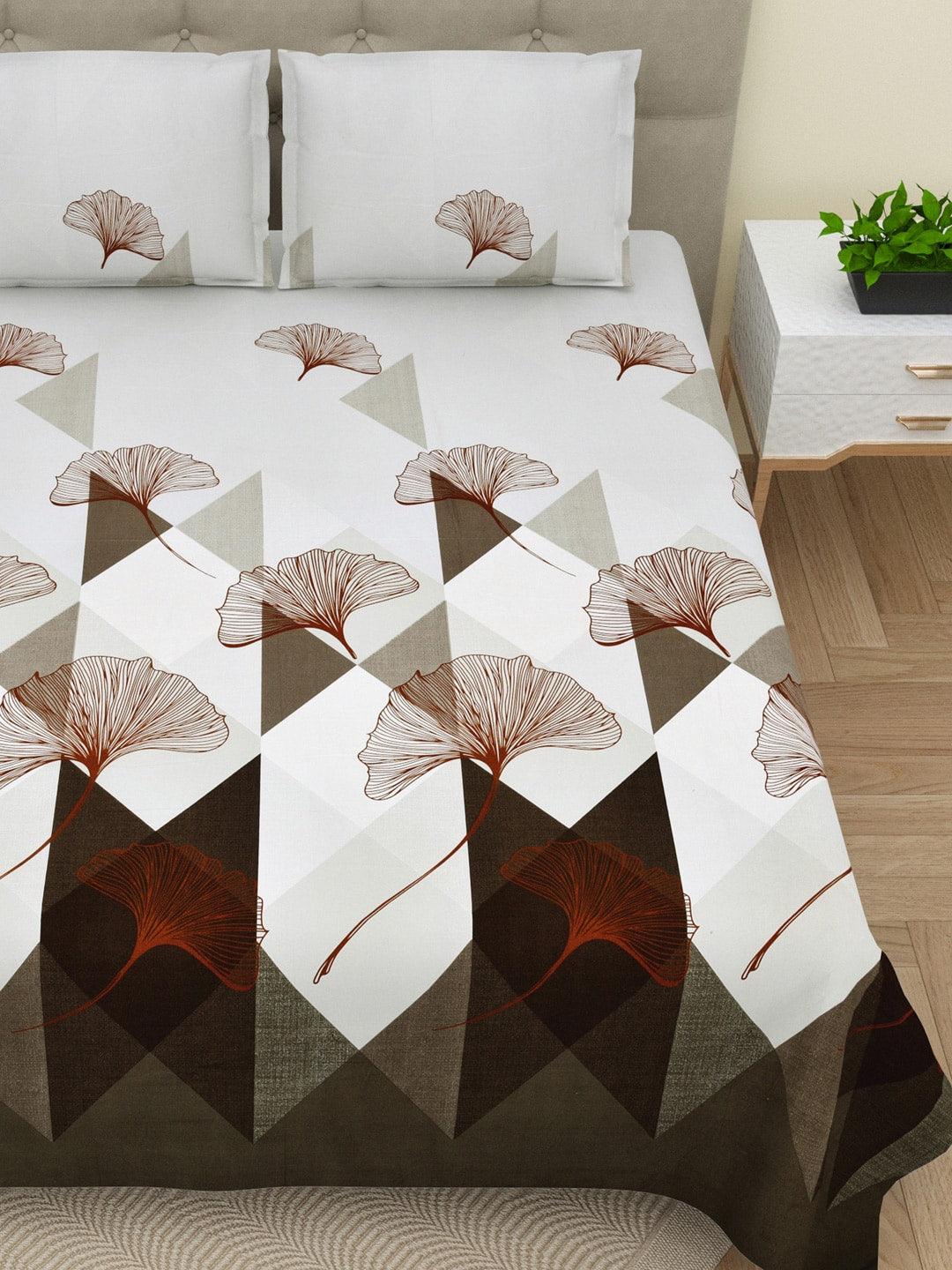 DREAM WEAVERZ Grey & White Geometric Cotton 220 TC Super King Bedsheet & 2 Pillow Covers