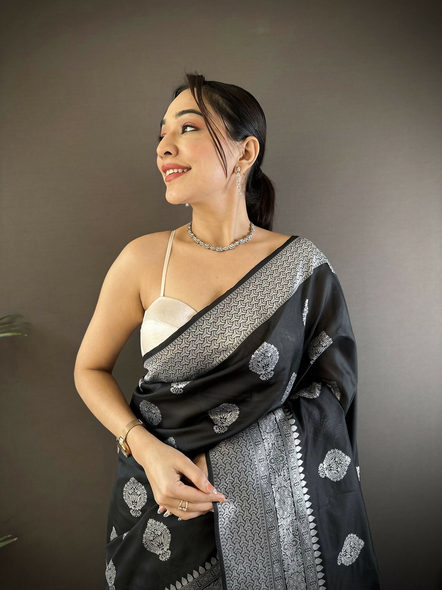 Joban Fashion Black Floral Motifs Soft Silk Banarasi Saree - Distacart