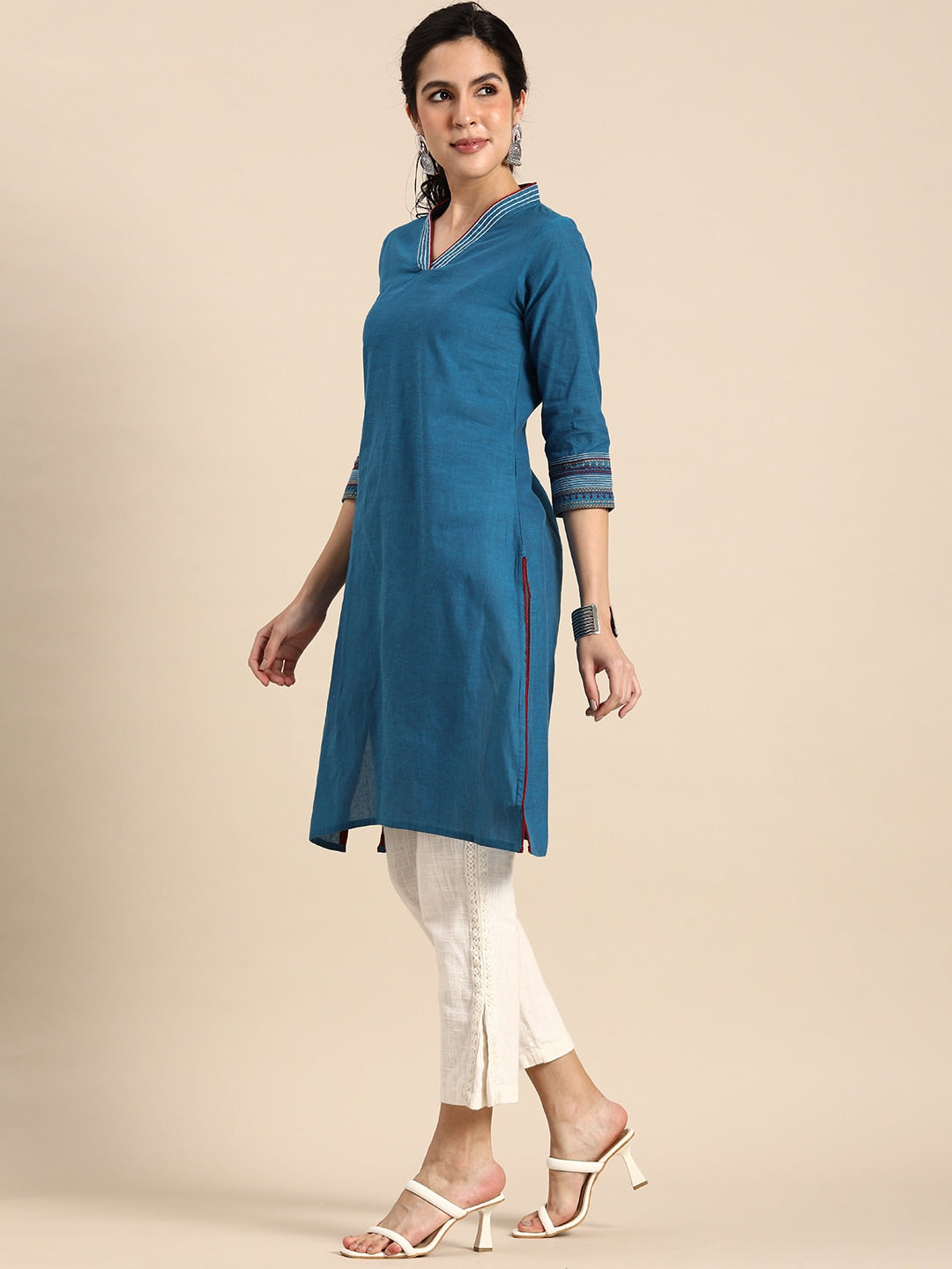 Sangria Women V-Neck Thread Work Kurta