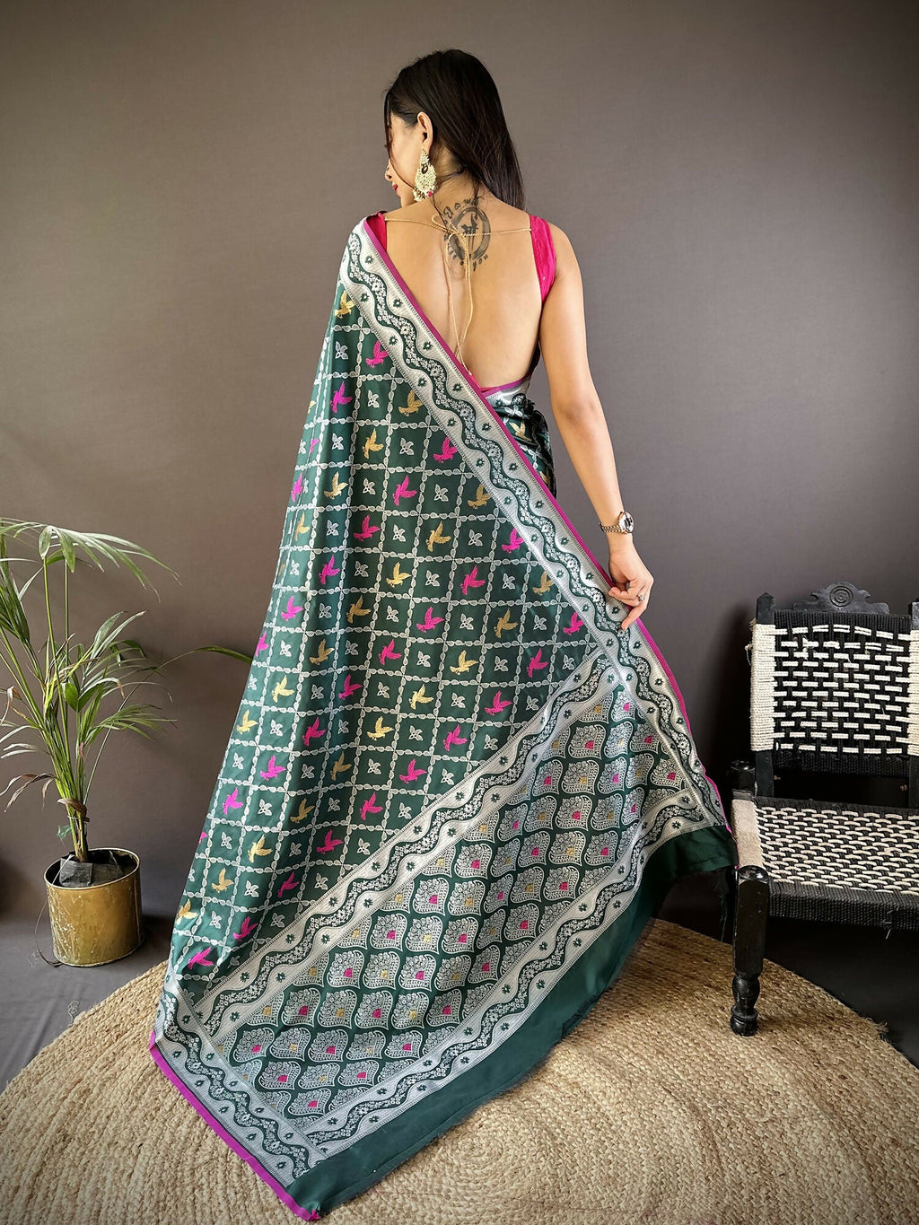 Joban Fashion Dark Green Jacquard Woven Pattern Lichi Soft Silk Banarasi Saree