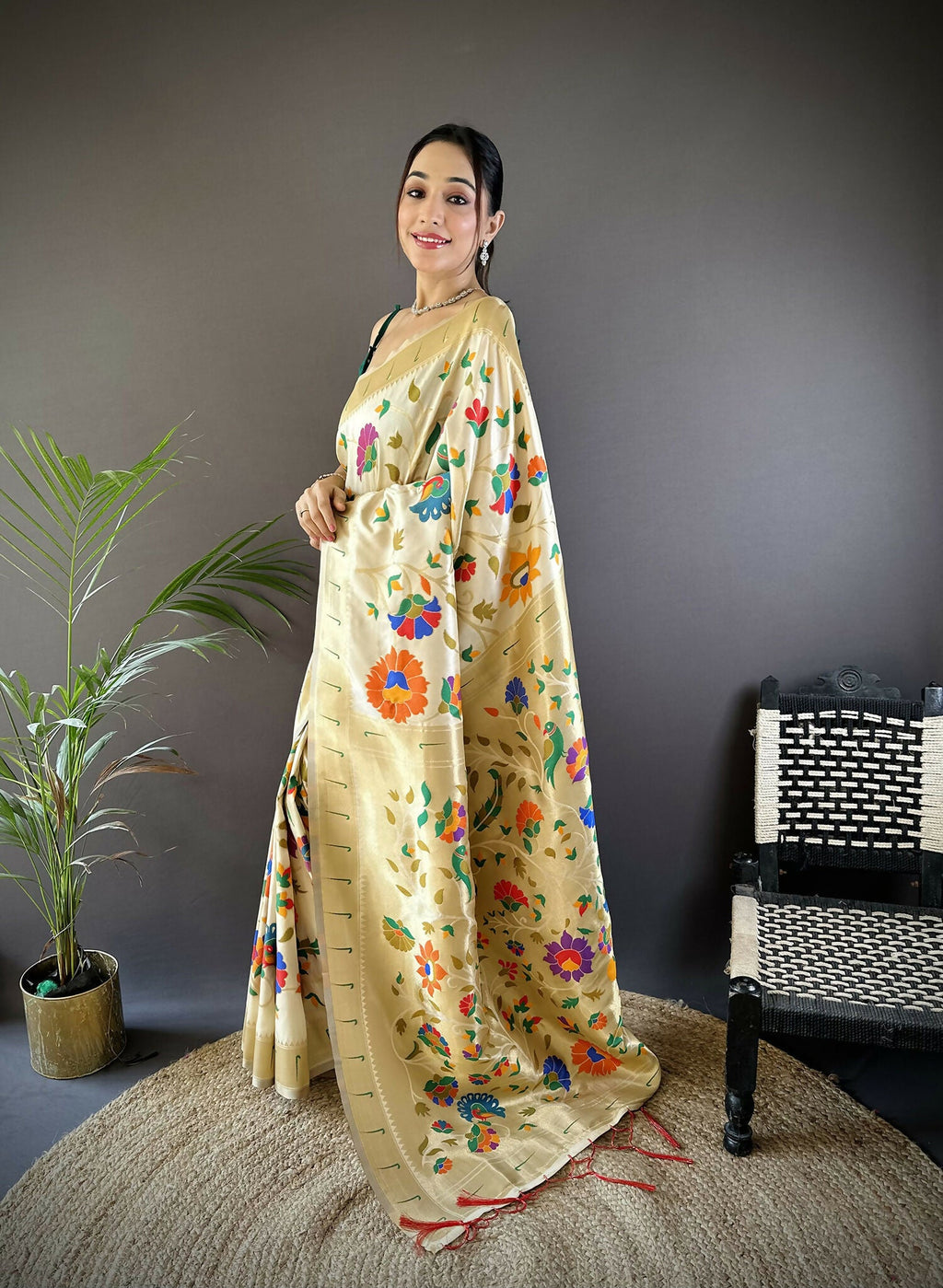 Joban Fashion Off-White  Zari Woven Floral Motifs Soft Silk Paithani Silk Saree - Distacart