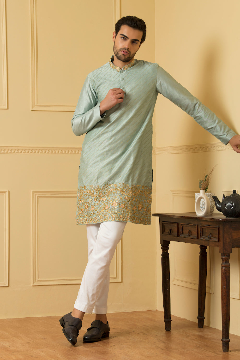 Zari Embroidered Kurta by Hilo Design
