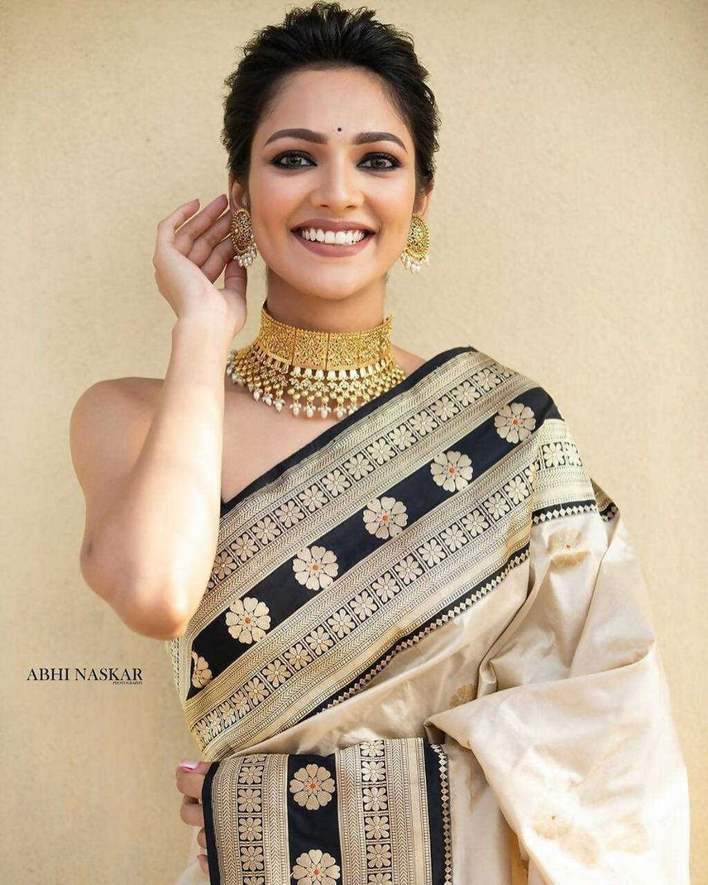 DEIANA'S Beautiful Designer Golden zari Soft Lichi Silk Saree - Cream