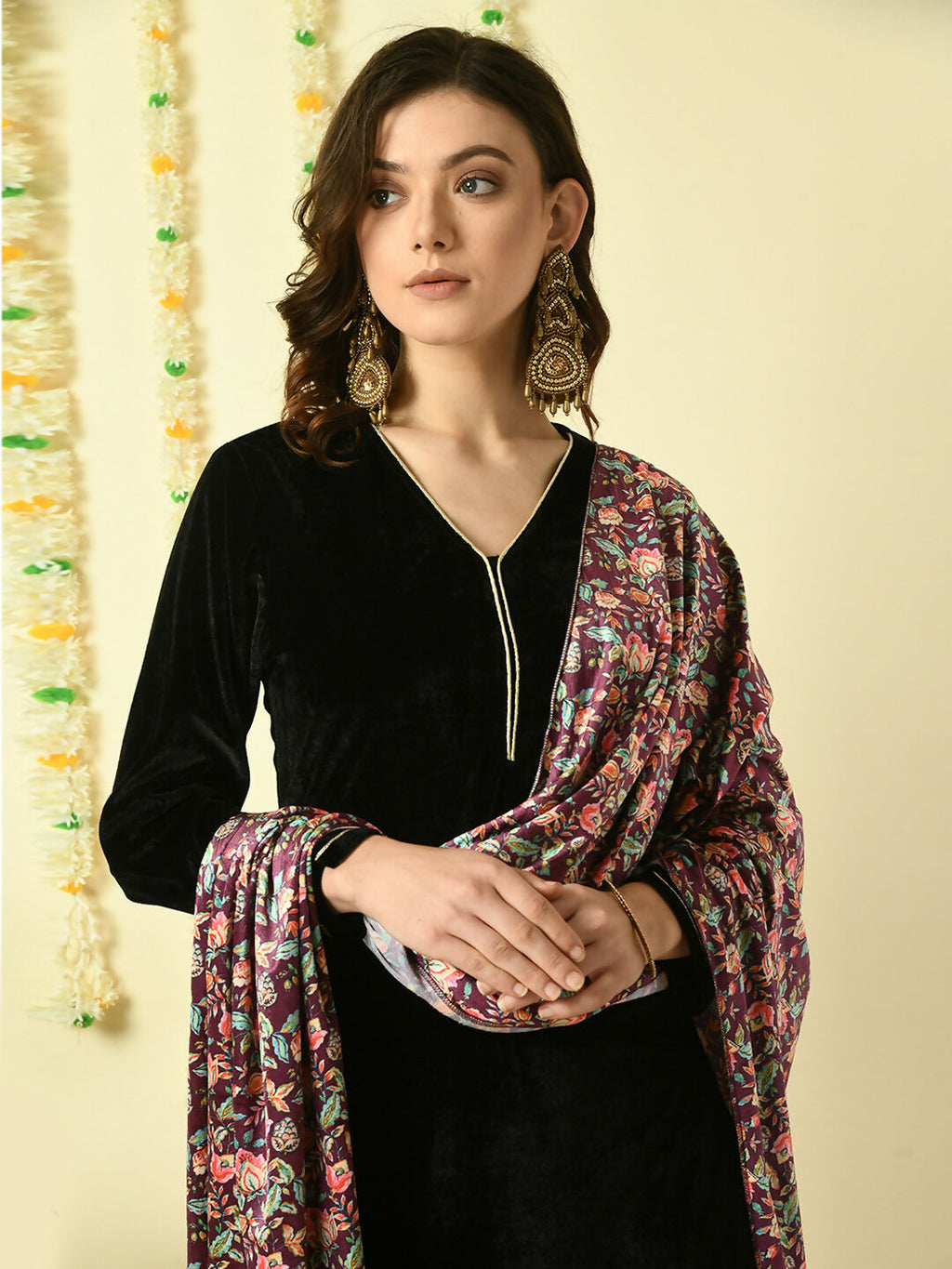 Myshka Women's Black Velvet Kurta & Trousers With Dupatta Party Sets