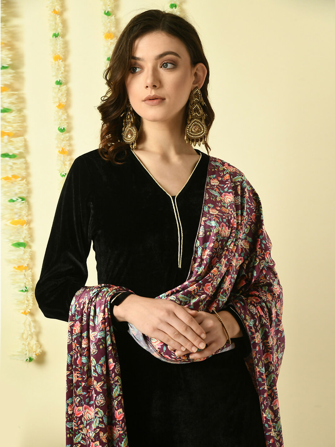 Myshka Women's Black Velvet Kurta & Trousers With Dupatta Party Sets