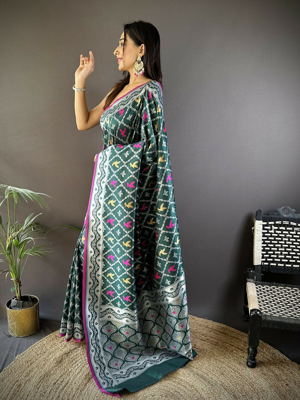 Joban Fashion Dark Green Jacquard Woven Pattern Lichi Soft Silk Banarasi Saree