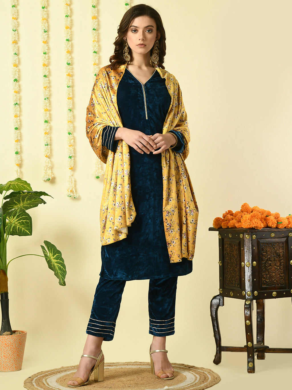 Myshka Women's Teal Velvet Kurta & Trousers With Dupatta Party Sets