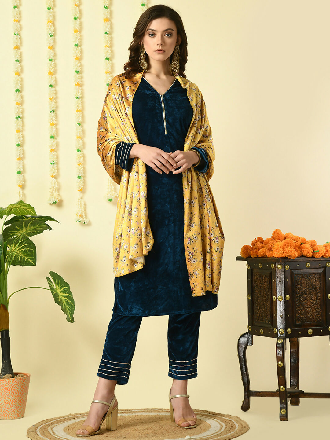 Myshka Women's Teal Velvet Kurta & Trousers With Dupatta Party Sets