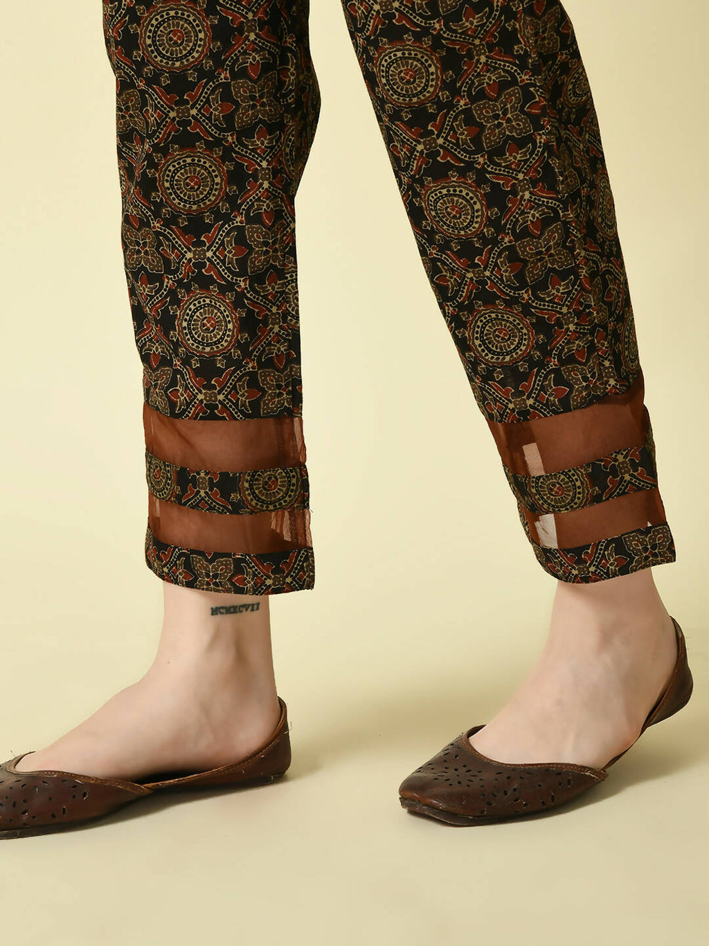 Myshka Women's Multi Straight Kurta & Trousers