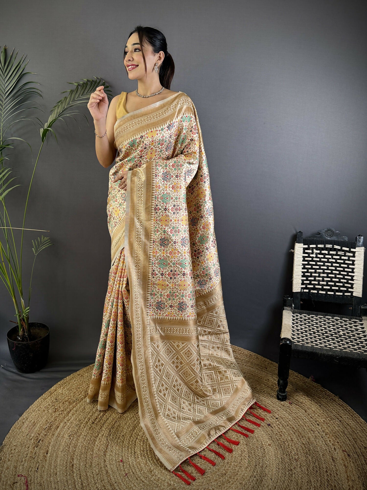 Joban Fashion Cream Intricate Floral & Woven Motifs Soft Silk Banarasi Saree