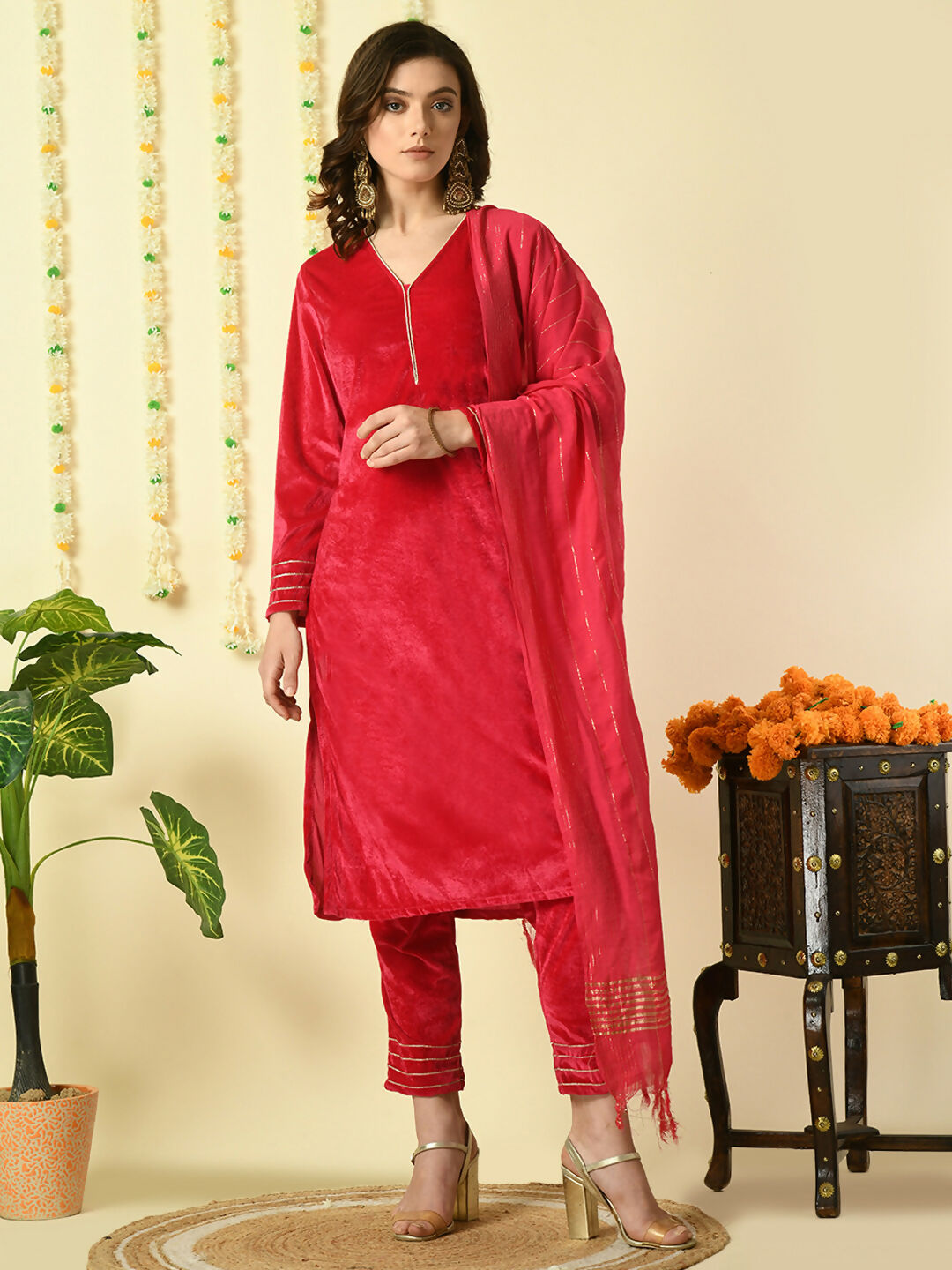 Myshka Women's Pink Velvet Kurta & Trousers With Dupatta Party Sets