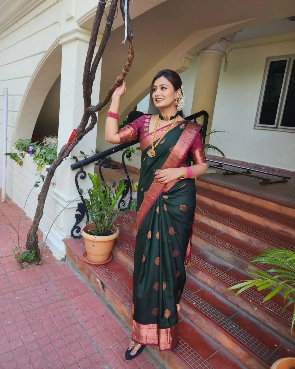 DEIANA'S Beautiful Designer Golden zari Soft Lichi Silk Saree - Green