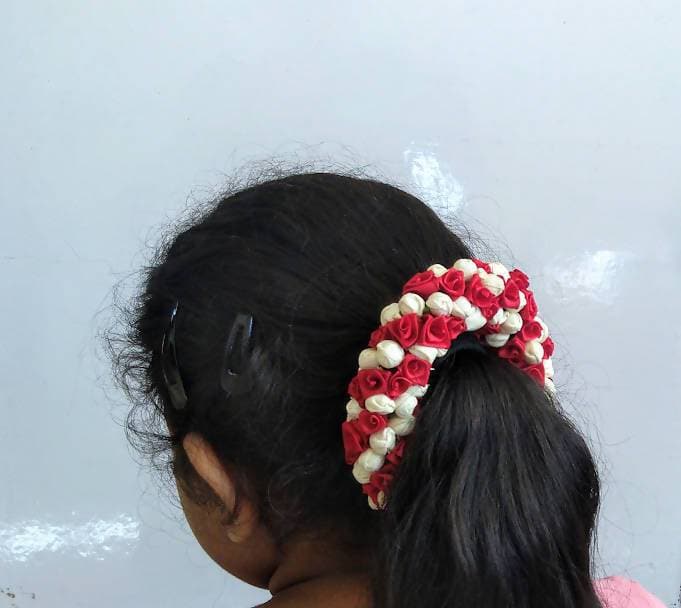 Maroon Gajra