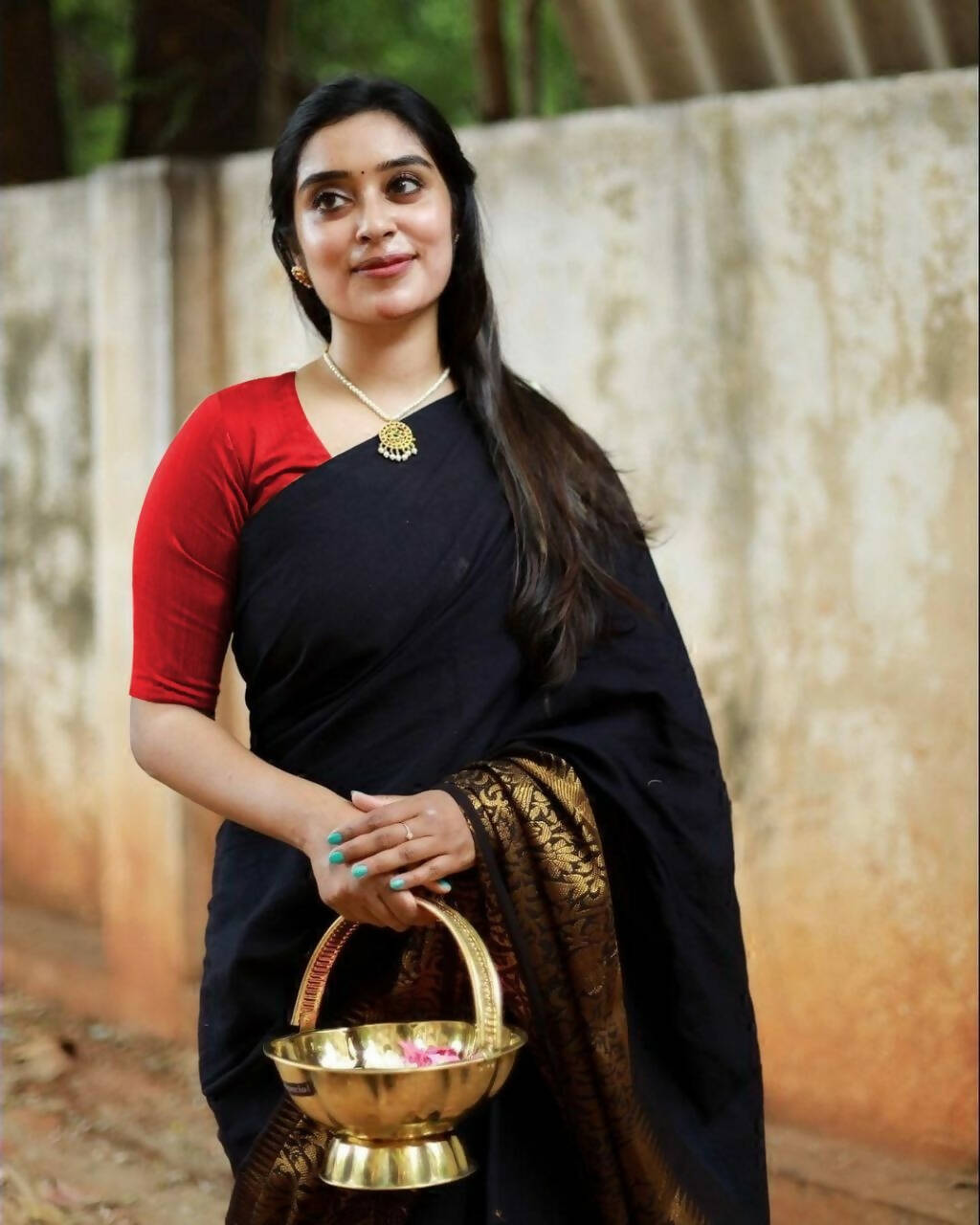 DEIANA'S Beautiful Designer Golden zari Soft Lichi Silk Saree - Black