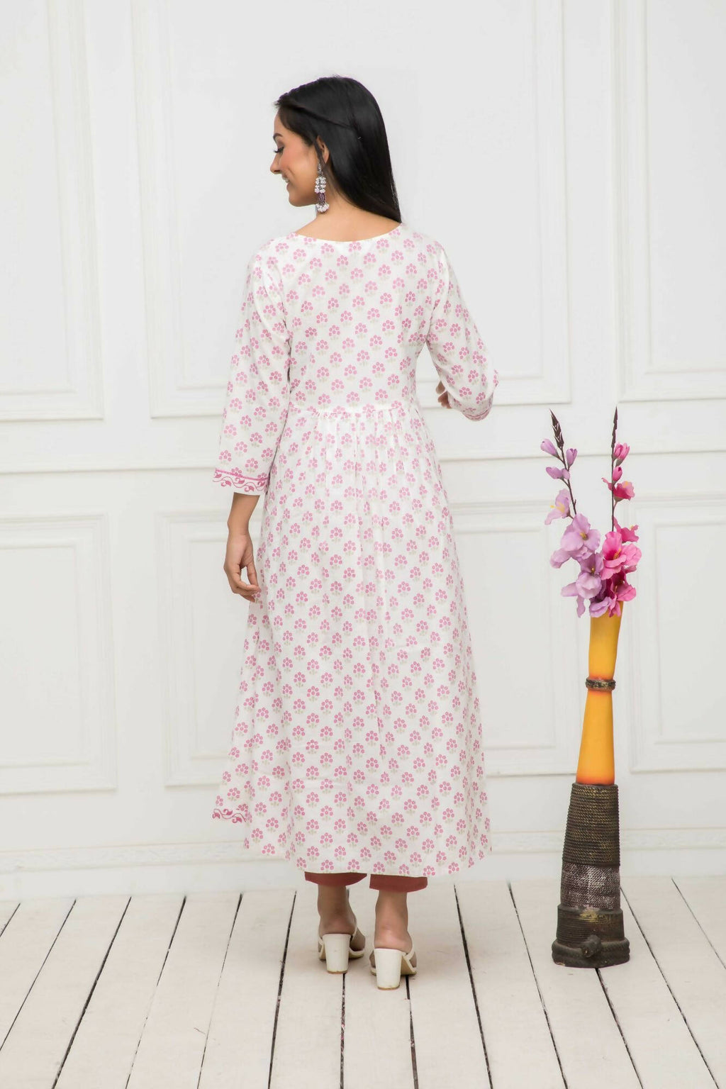 Myshka Women White Floral Rayon Straight Round Neck Kurtas - Distacart