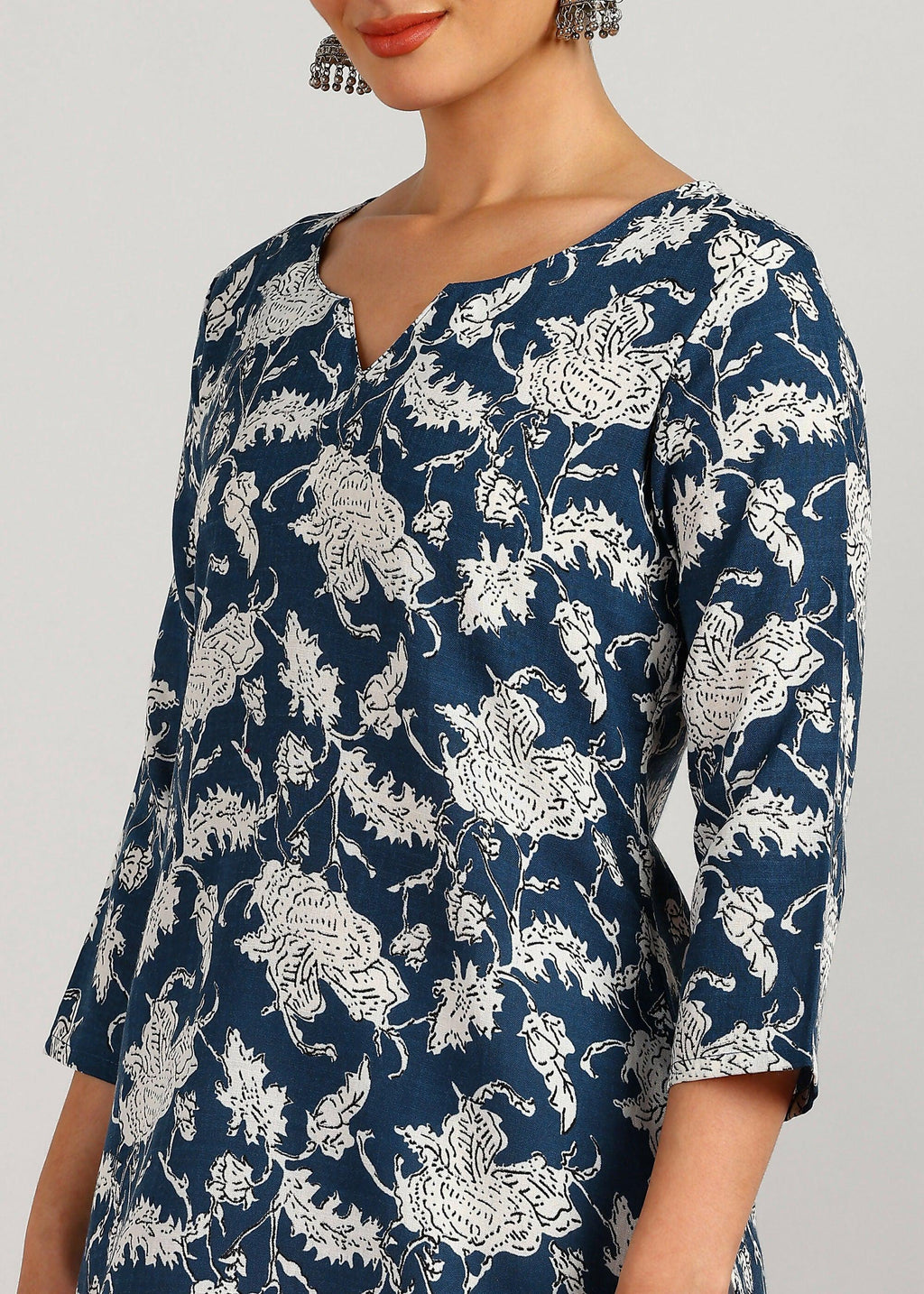 Aavyora Women's Navy Blue & White Floral Printed Tunic - Distacart