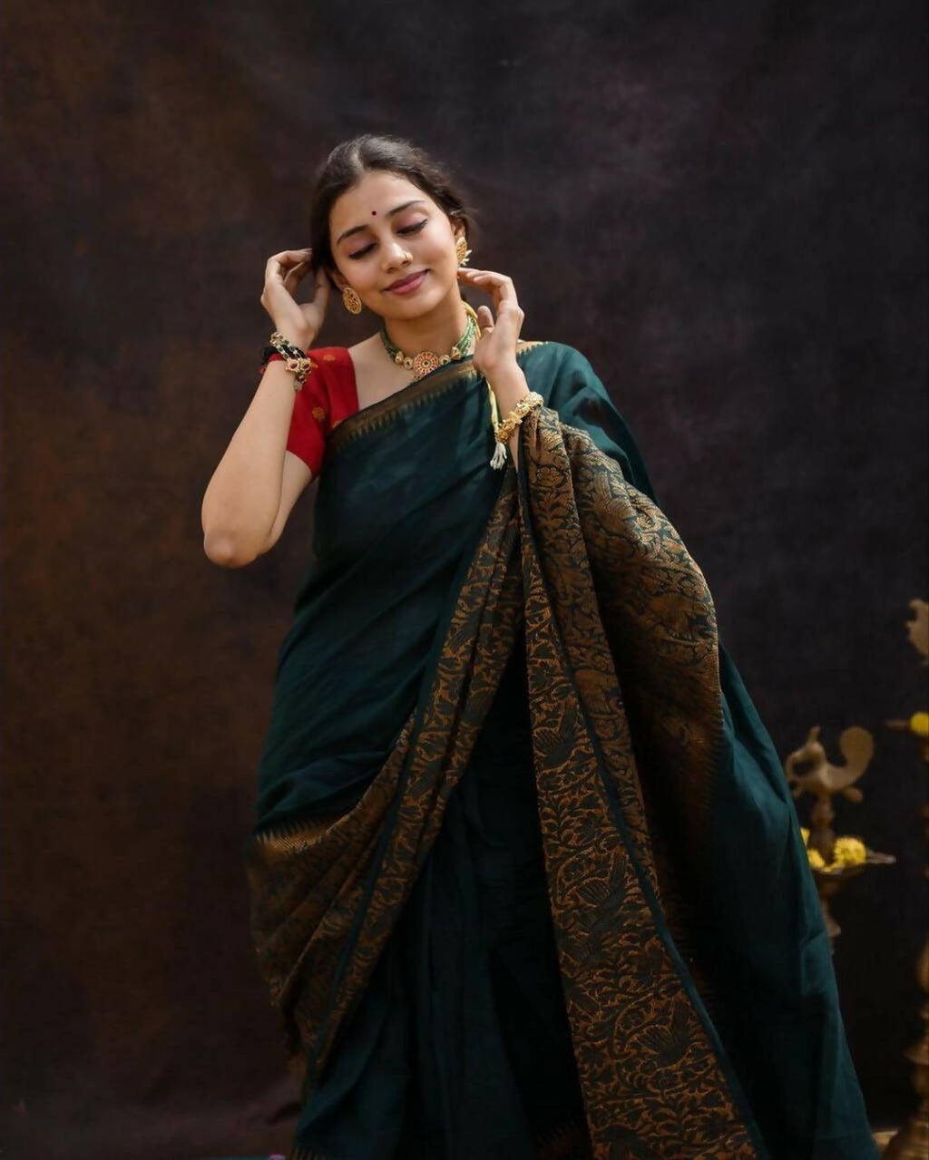 DEIANA'S Beautiful Designer Golden zari Soft Lichi Silk Saree - Green