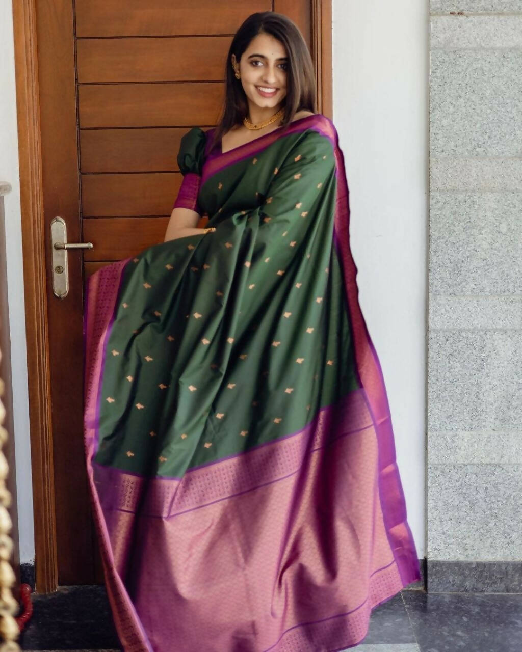 DEIANA'S Beautiful Designer Golden zari Soft Lichi Silk Saree - Green