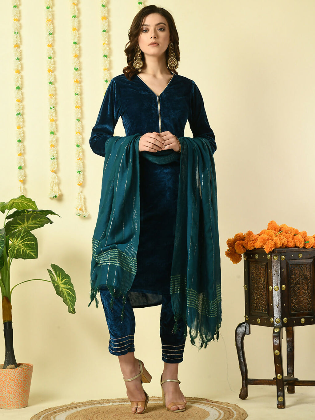 Myshka Women's Teal Velvet Kurta & Trousers With Dupatta Party Sets