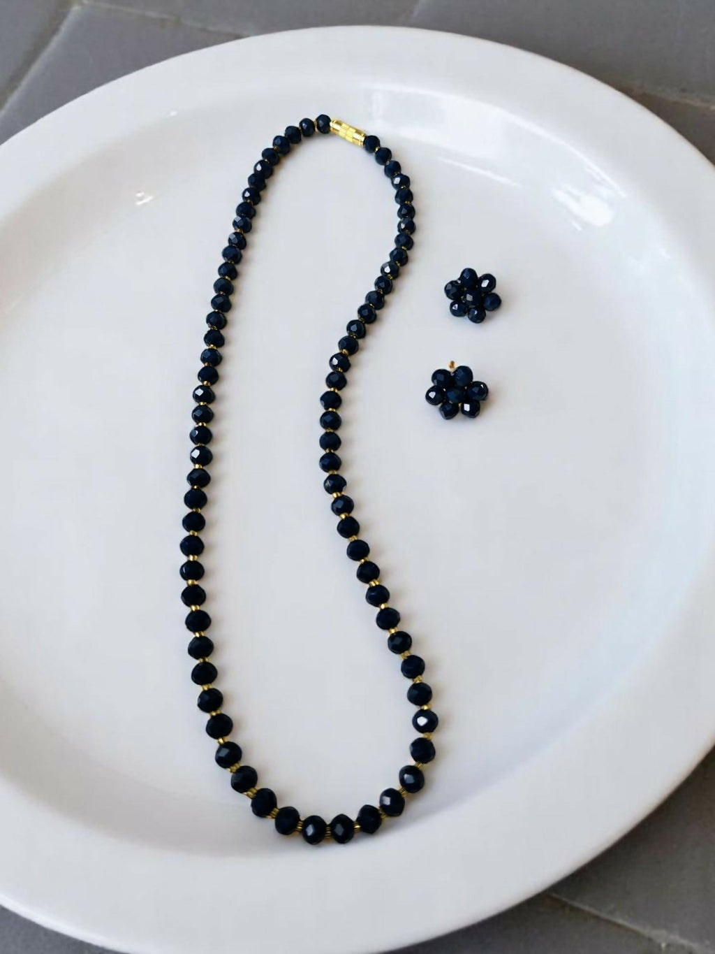 Inhanns Crystal Bloom – Single Line Necklace + Studs - Light Black