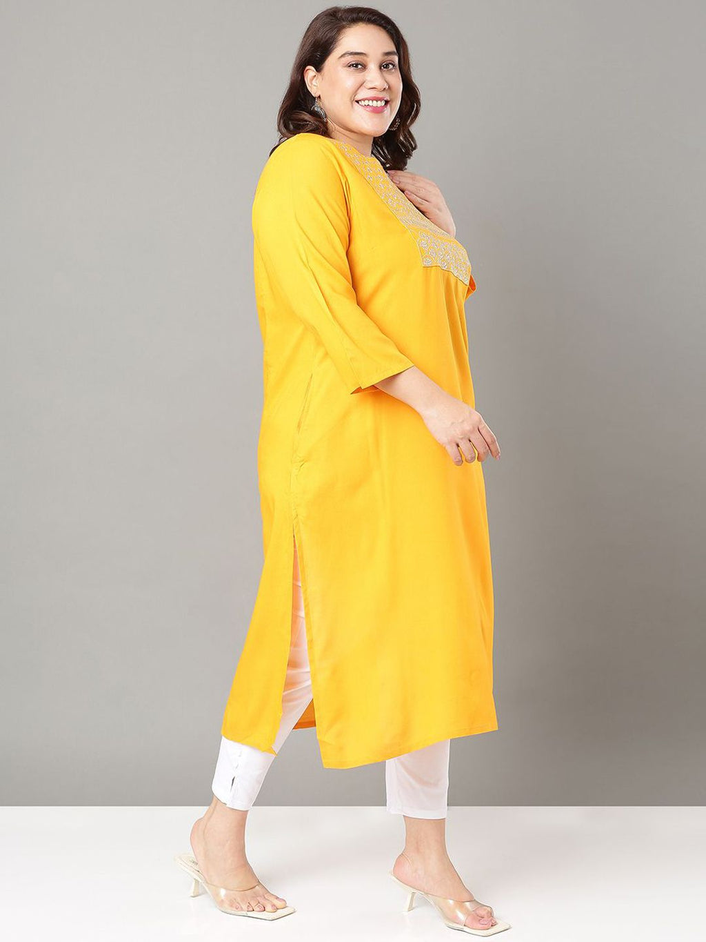 Sztori Plus Size Floral Embroidered Sequinned Straight Kurta