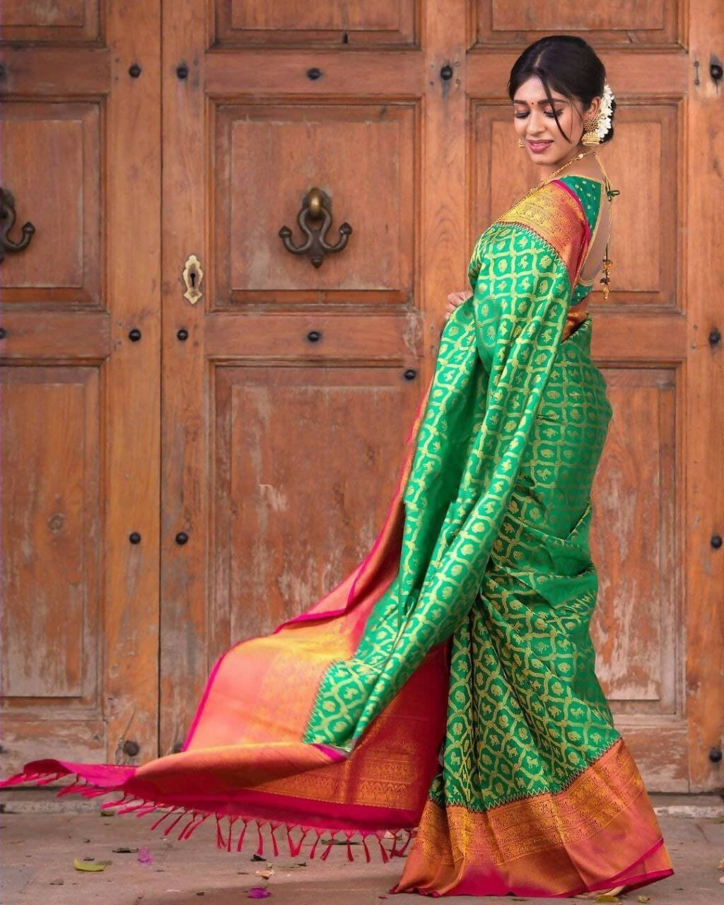 DEIANA'S Beautiful Designer Golden zari Soft Lichi Silk Saree - Green