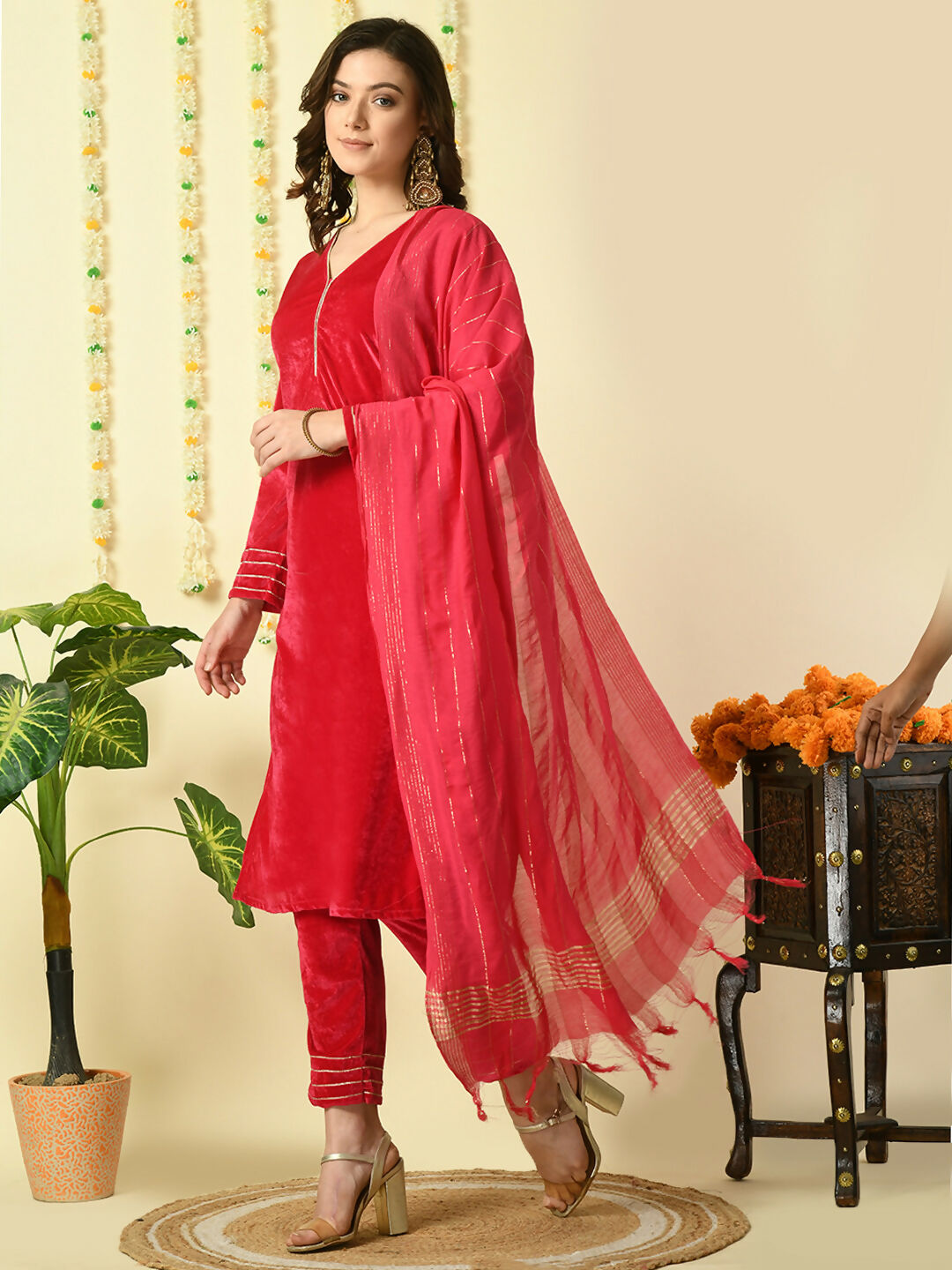 Myshka Women's Pink Velvet Kurta & Trousers With Dupatta Party Sets