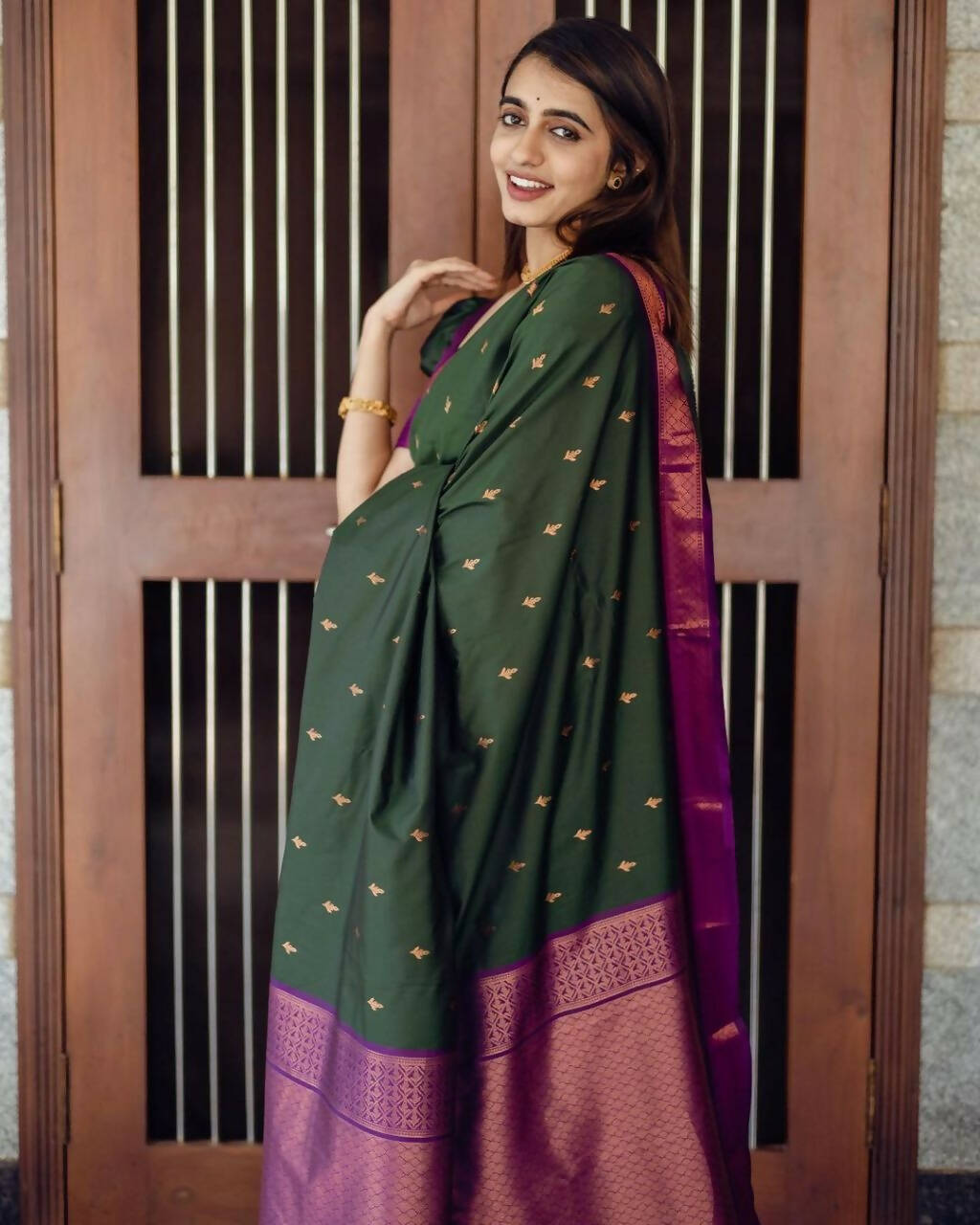 DEIANA'S Beautiful Designer Golden zari Soft Lichi Silk Saree - Green