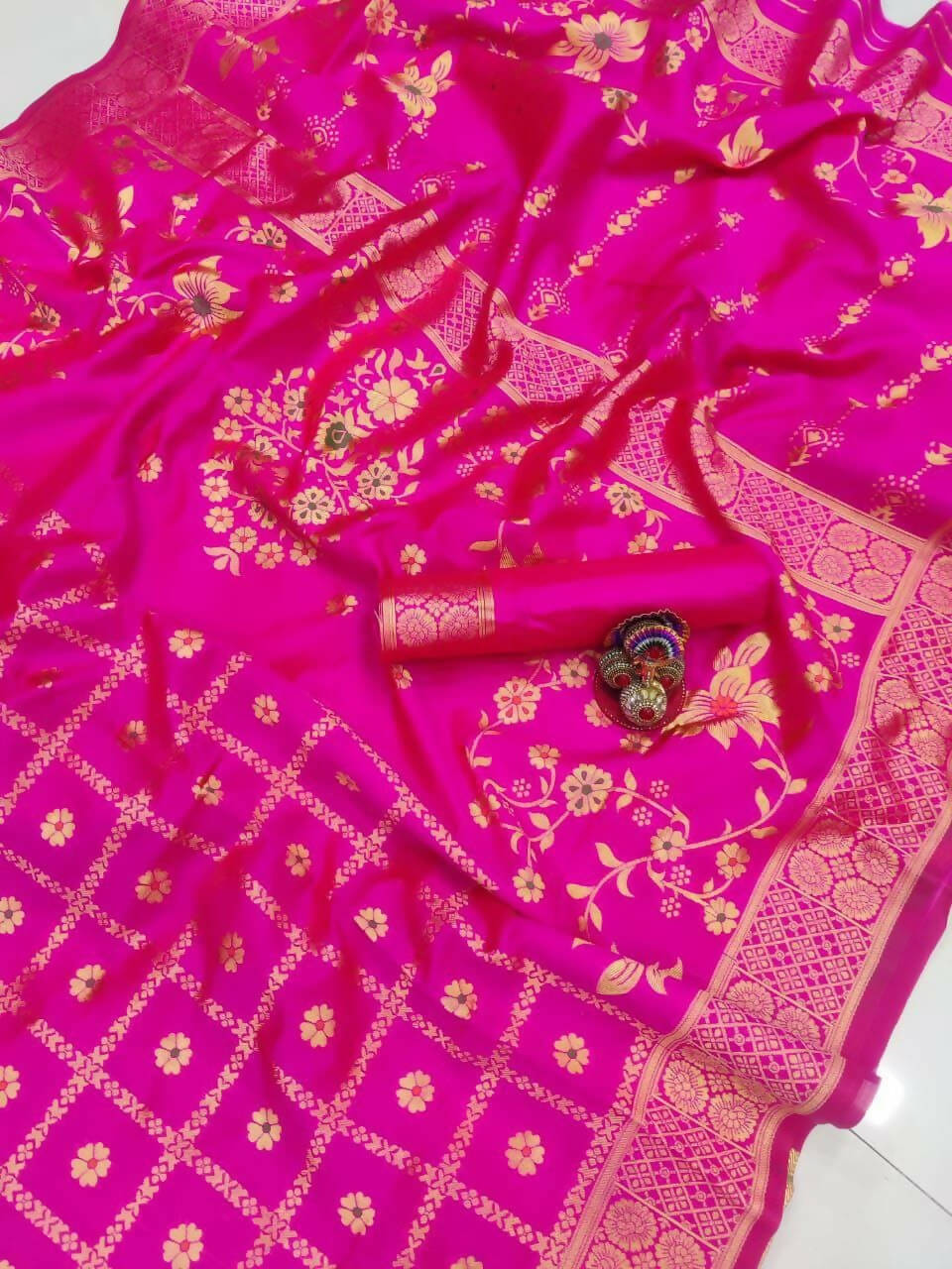 DEIANA'S Beautiful Designer Golden zari Soft Lichi Silk Saree - Pink
