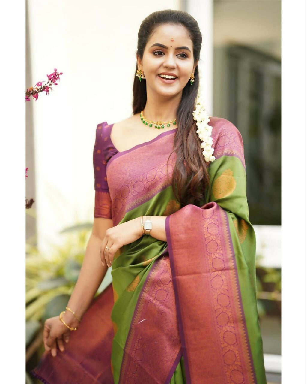 DEIANA'S Beautiful Designer Golden zari Soft Lichi Silk Saree - Green